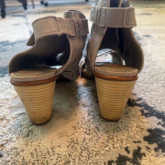 Sorel Nadia Buckle Leather Heeled Sandal in Grey/Kettle Size 8 - Picture 9 of 12